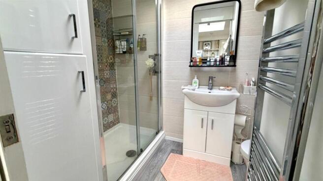 OWNERS SHOWER ROOM