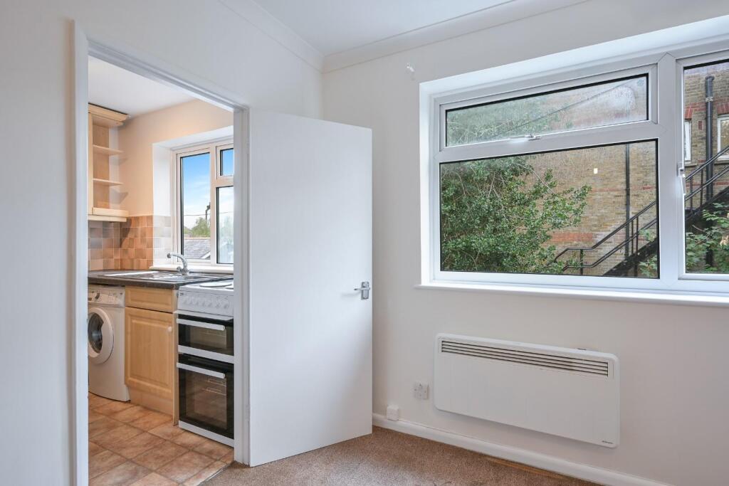 Apartment in Kingston upon Thames - More
