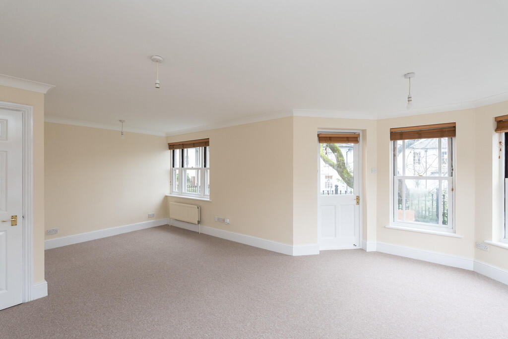 Apartment in Redhill - More