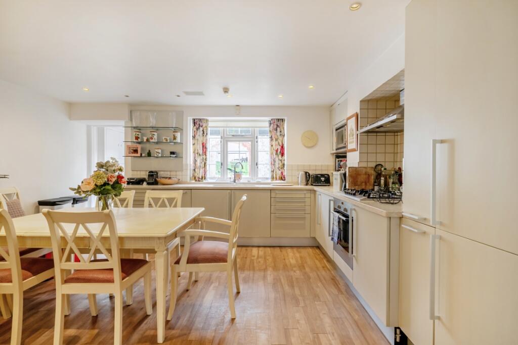 6 bedroom detached house for rent