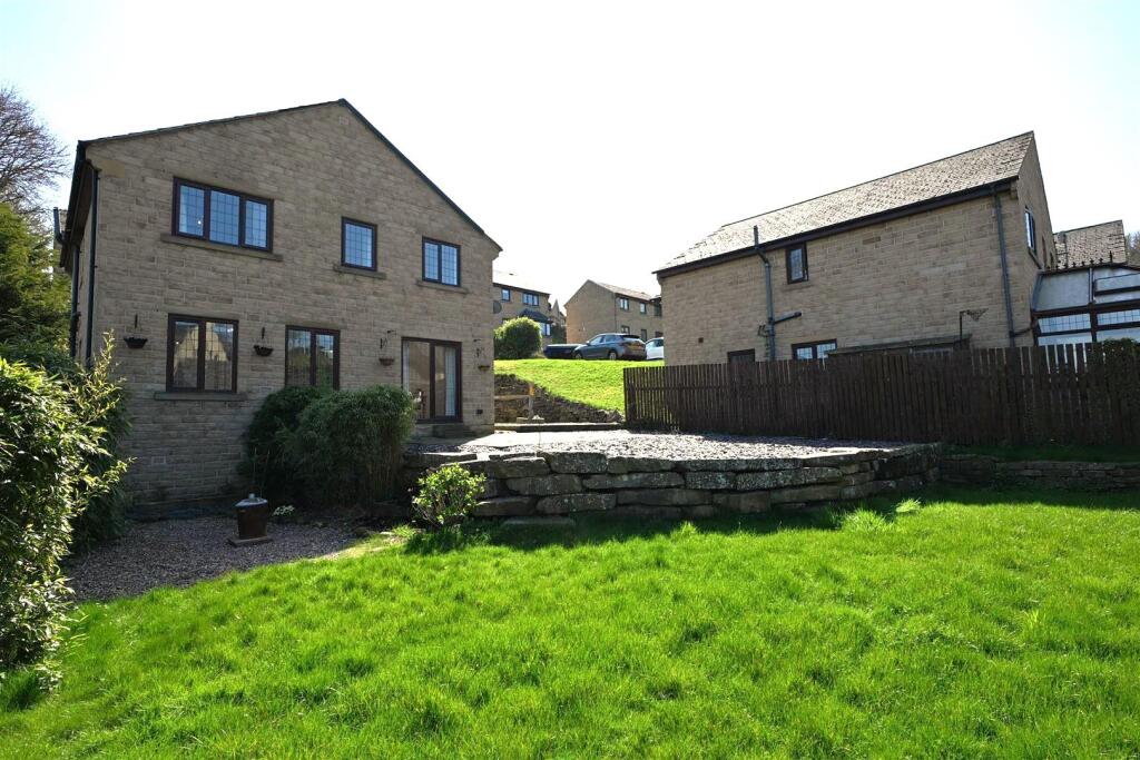Main image of property: 15, Stratton Close, Rastrick, Brighouse, HD6 3SW