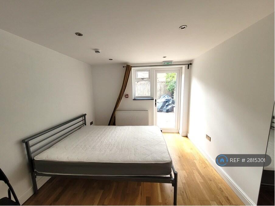 1 bedroom house share for rent