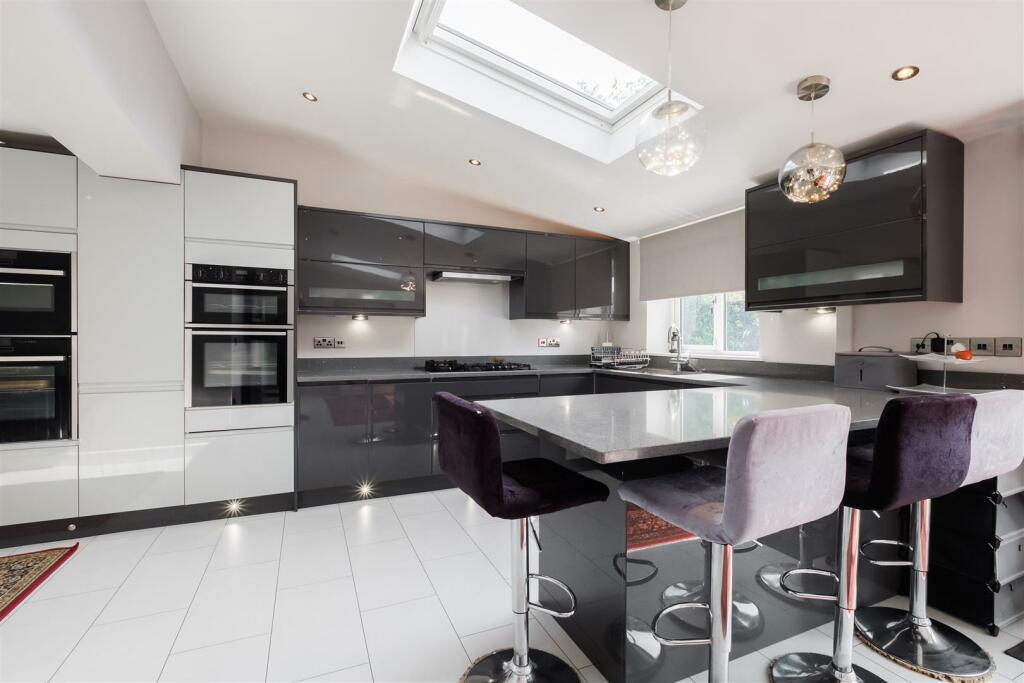 Cornet Close, Lindley, HD3 3QQ photo 3
