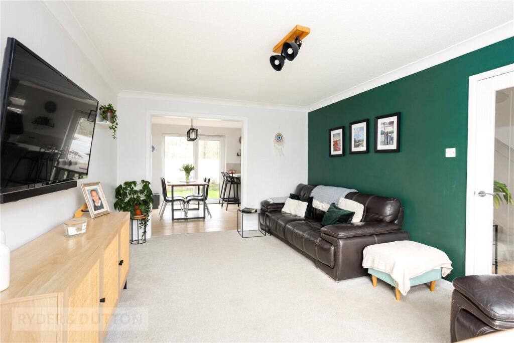 Ivy Green Drive, Springhead, Saddleworth, OL4 photo 3