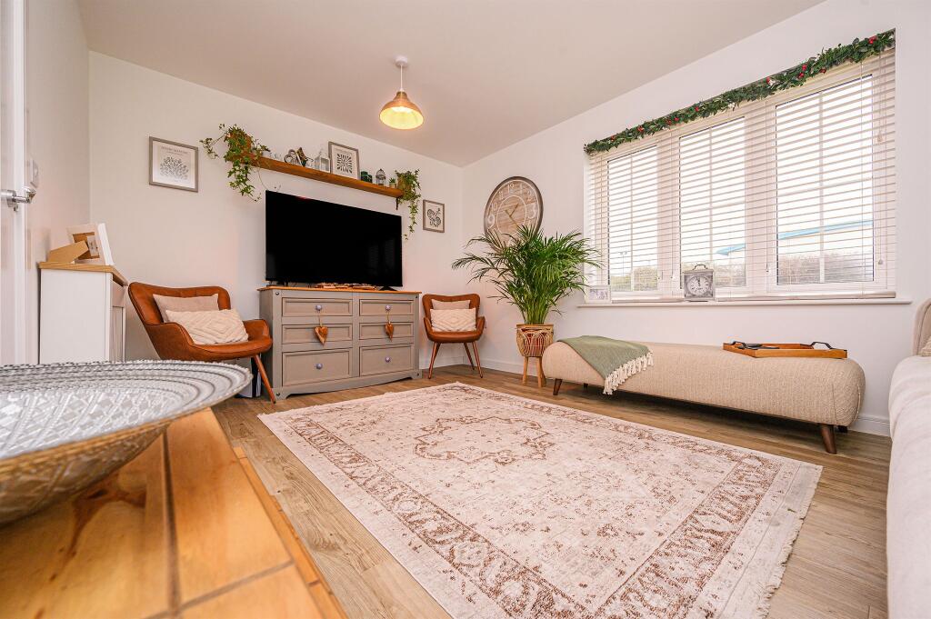 Bulrush Grove, Desborough, Kettering photo 2