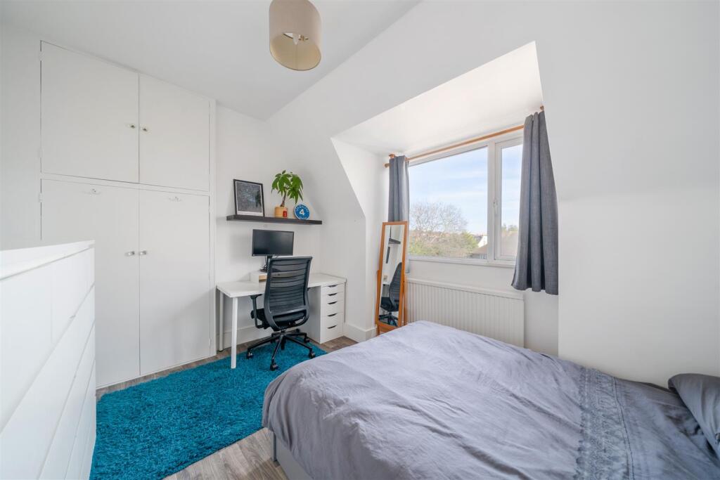 Apartment in London, Cottenham Park, Raynes Park - View 4
