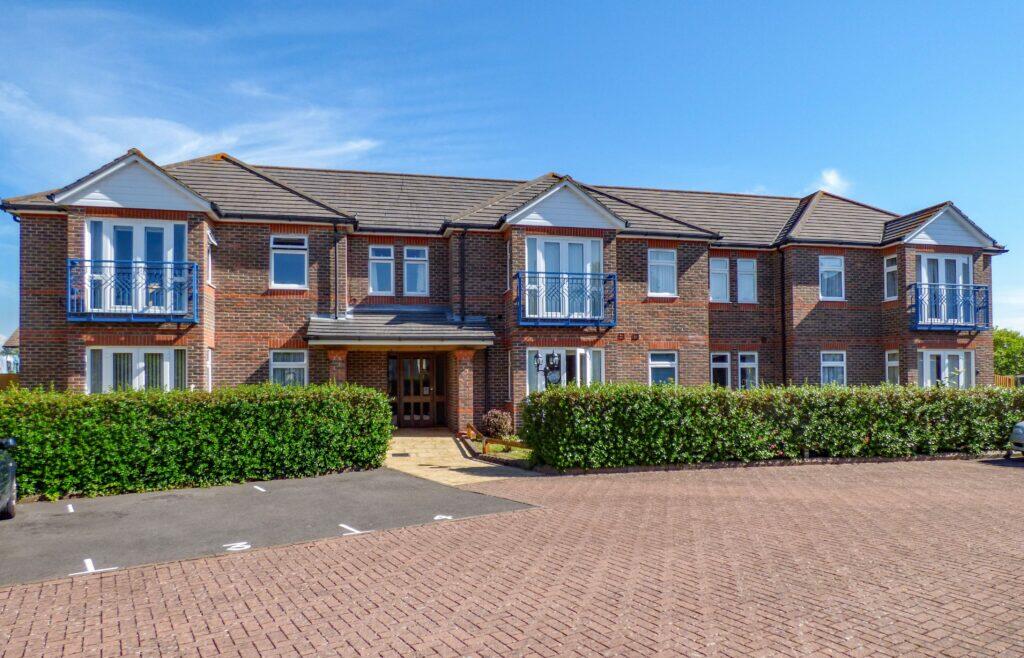 1-bed flat on St Leonards Avenue, Hayling Island, £179,995