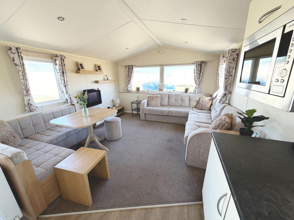 Two bed Willerby Seasons, North Denes, The Ravine, Lowestoft, Suffolk, NR32 1UX photo 4