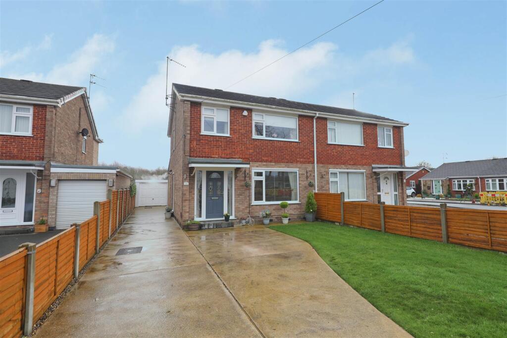 3-bed semi-detached on Ganton Way, Willerby, Hull, £255,000