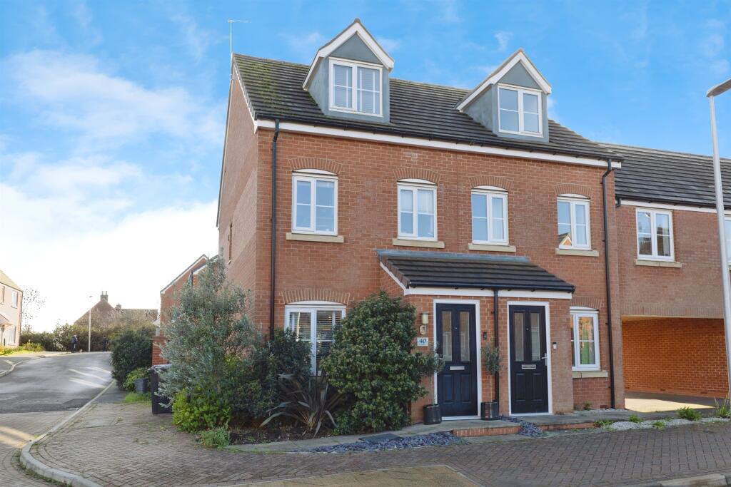 3-bed semi-detached on Snellsdale Road, Rugby, £275,000