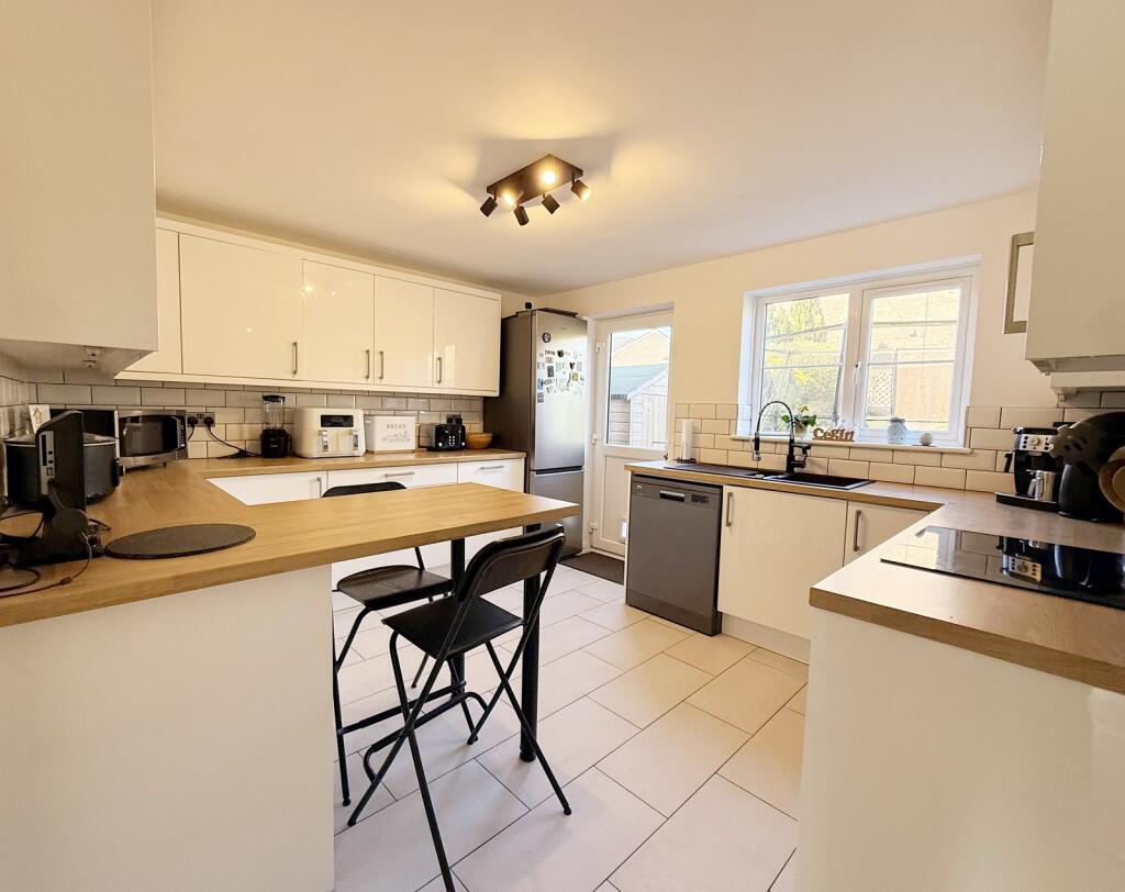 House in Rhondda Cynon Taff. CF72 8SQ, Pont-y-Clun - View 2