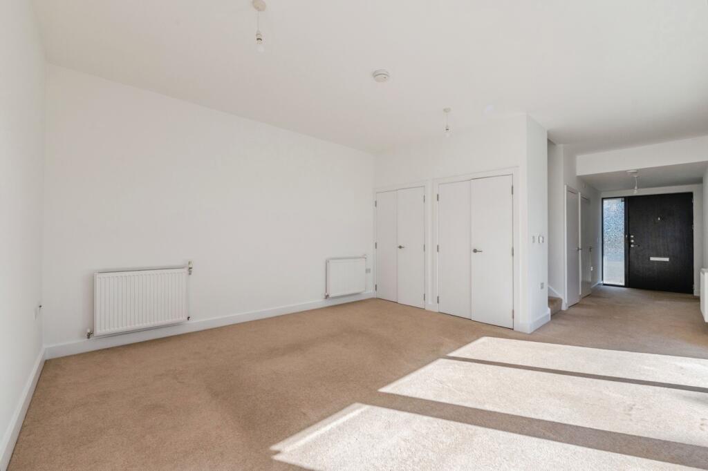 House in Romford - More
