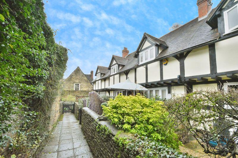 Castle Mews, Cirencester, Gloucestershire photo 3