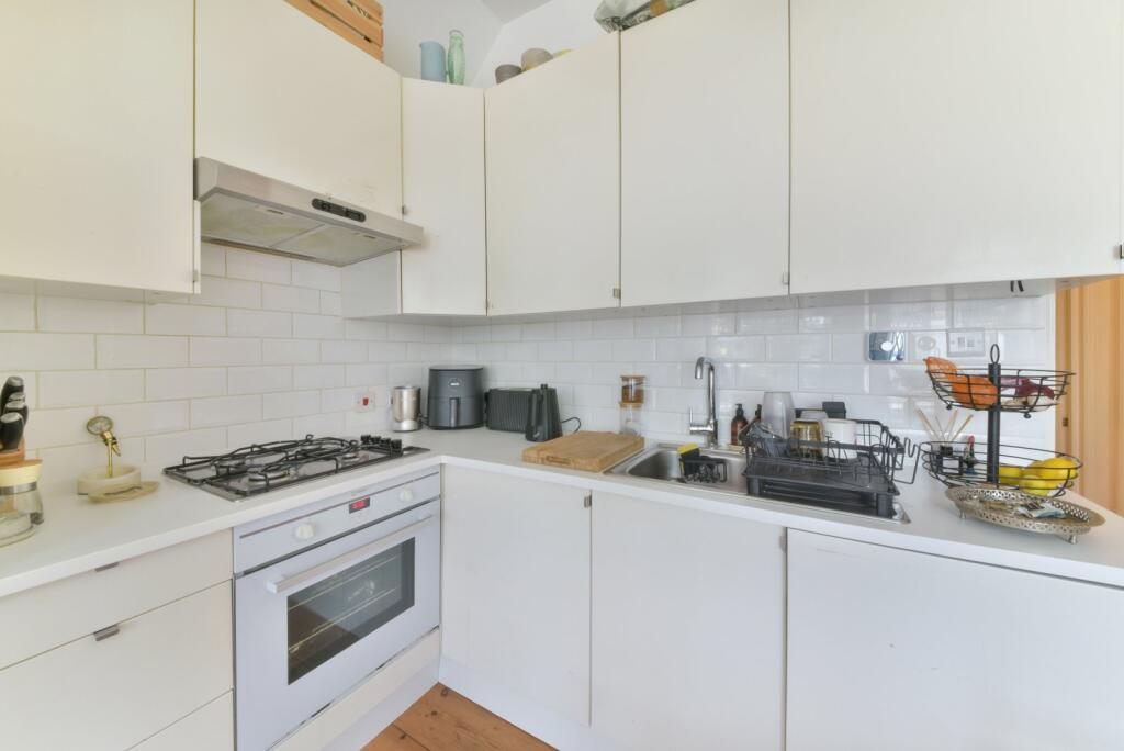 Apartment in London, Victoria Park Village, Hackney - View 2