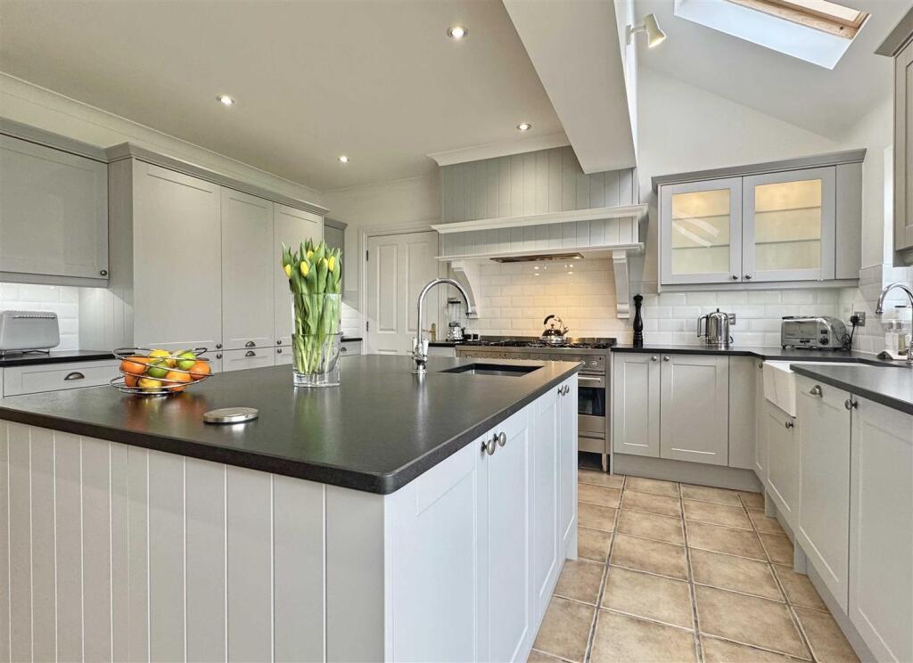 9 Petworth Close photo 3