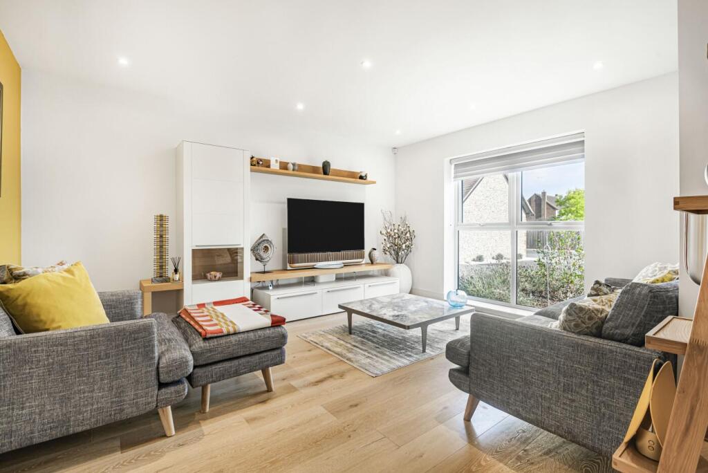 Flint Close, Rotherfield Greys, Henley-On-Thames - More