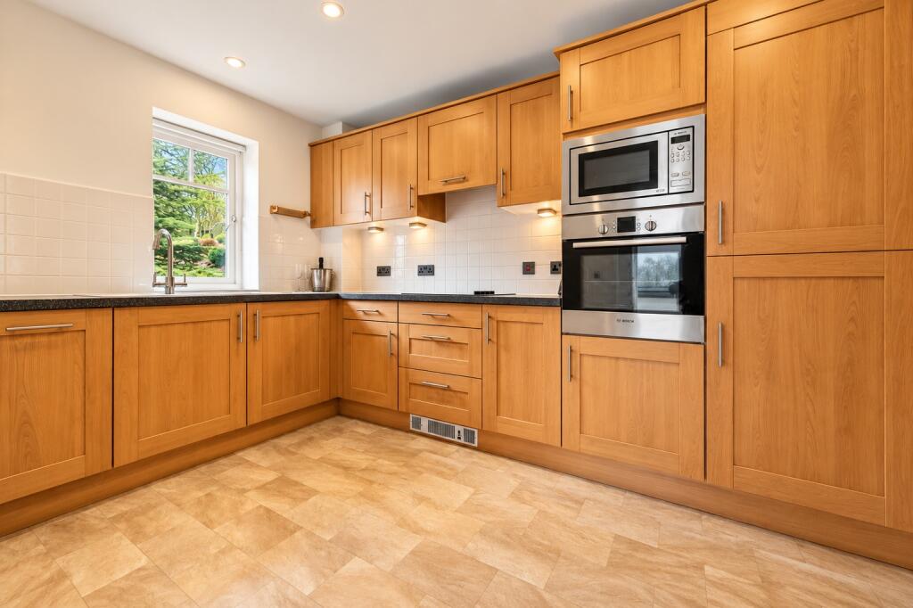 Ben Rhydding Drive, Ilkley, West Yorkshire, LS29 photo 3