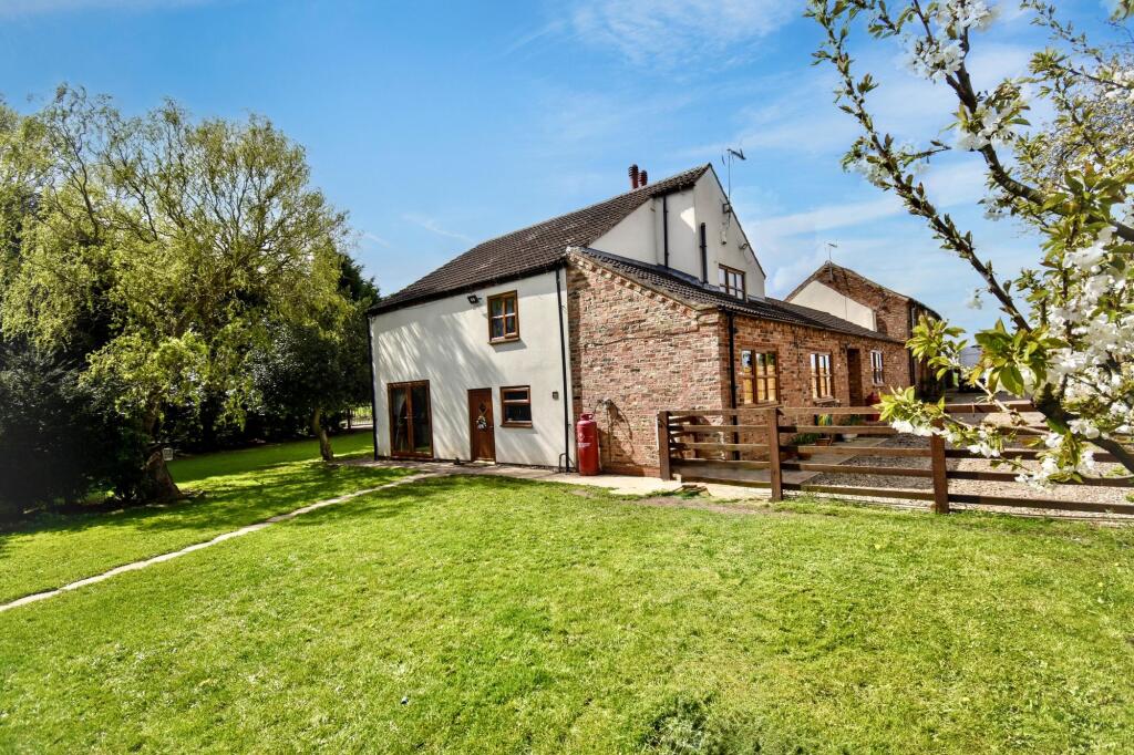 Main image of property: Scunthorpe Road, Thorne, DN8