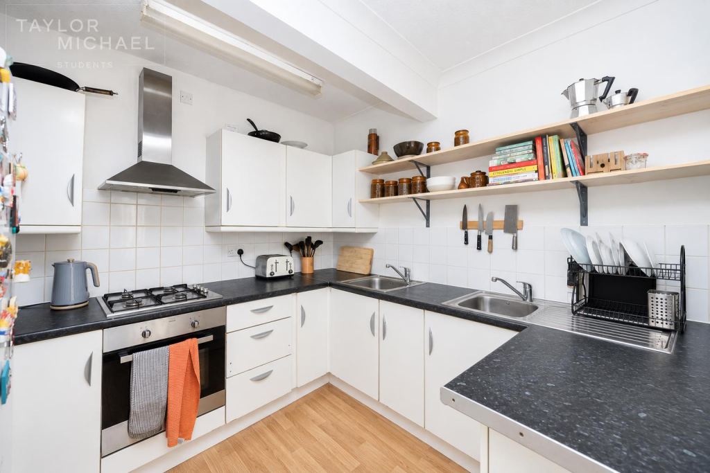 6 bedroom terraced house for rent