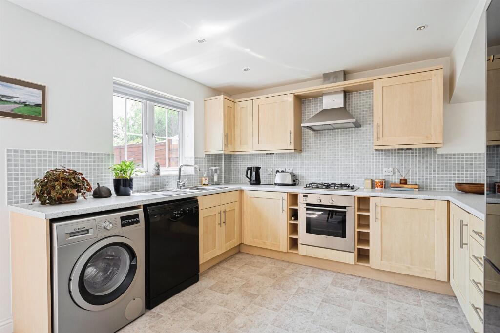Osborn Close, Sayers Common, Hassocks photo 5
