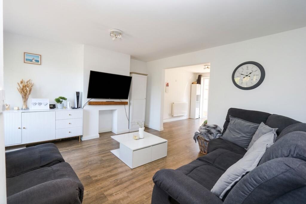 St. Lythan Close, Dinas Powys, CF64 photo 3
