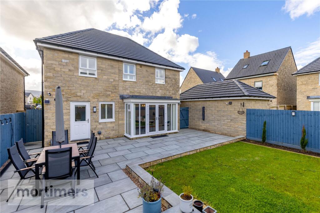House in Ribble Valley, Waddow Heights, Clitheroe - More