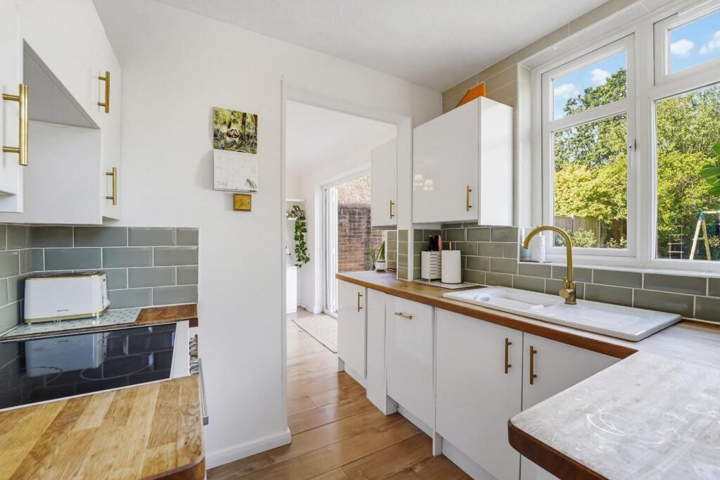 House in Epsom and Ewell, Epsom - More