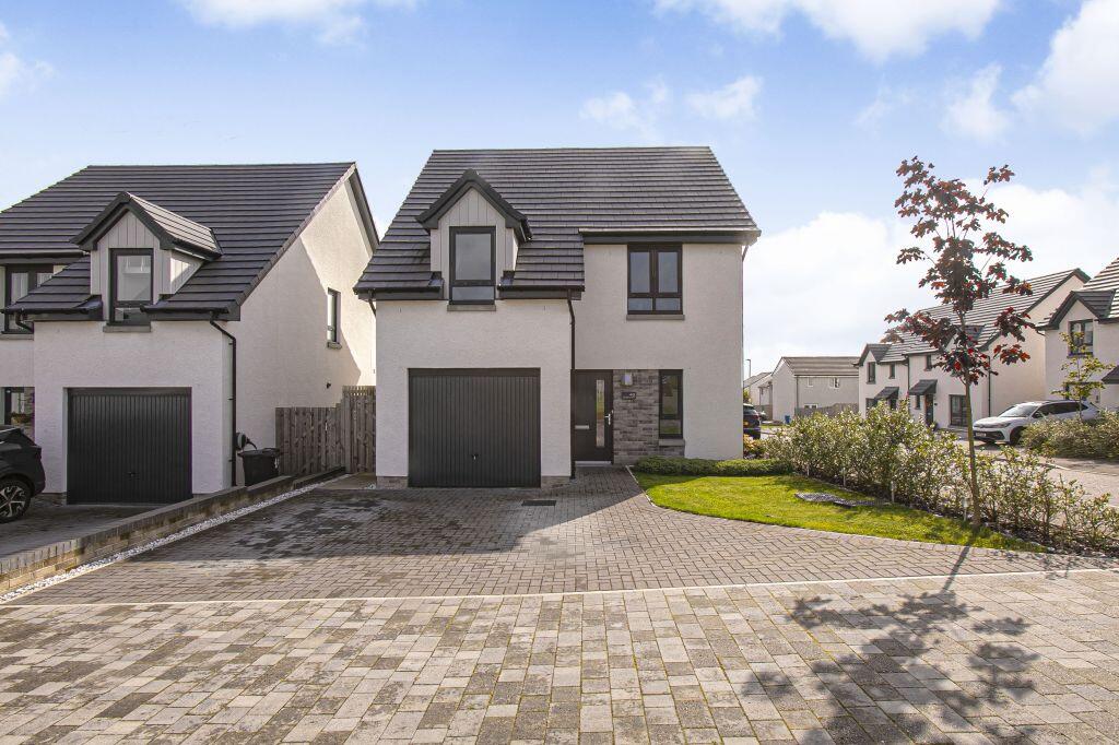 Main image of property: 43 Redshank Crescent, Dunfermline, KY11 8WA