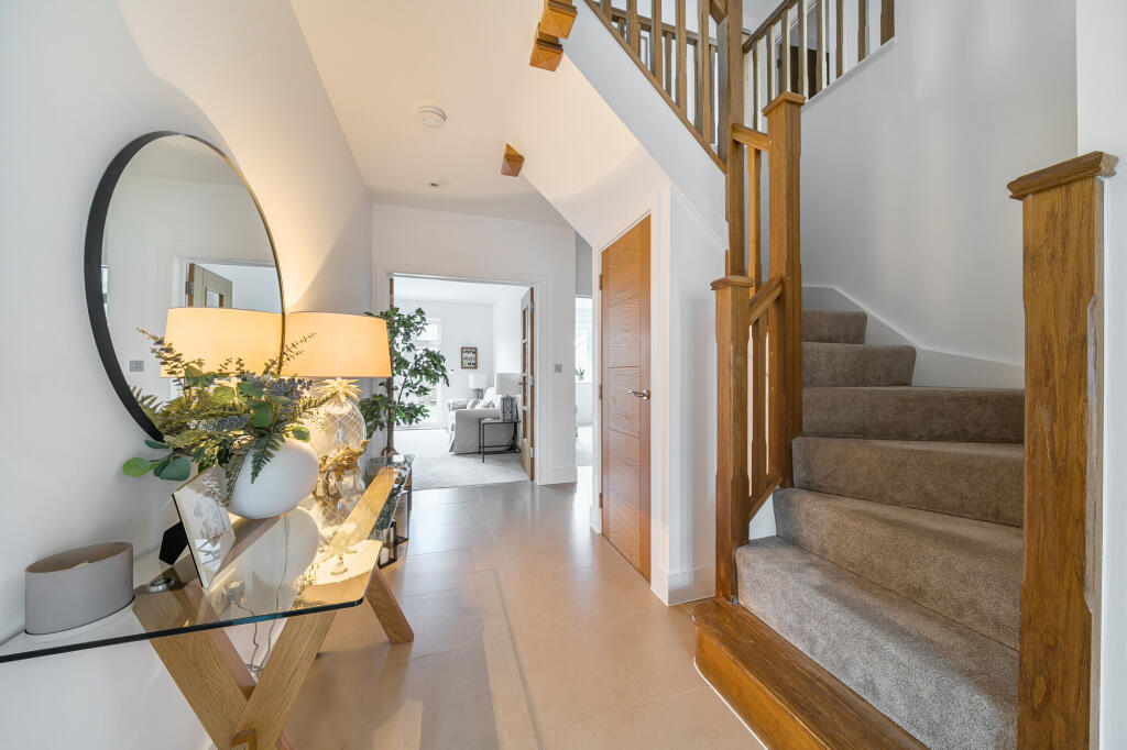 Longhurst Avenue, Horsham, RH12 image 3