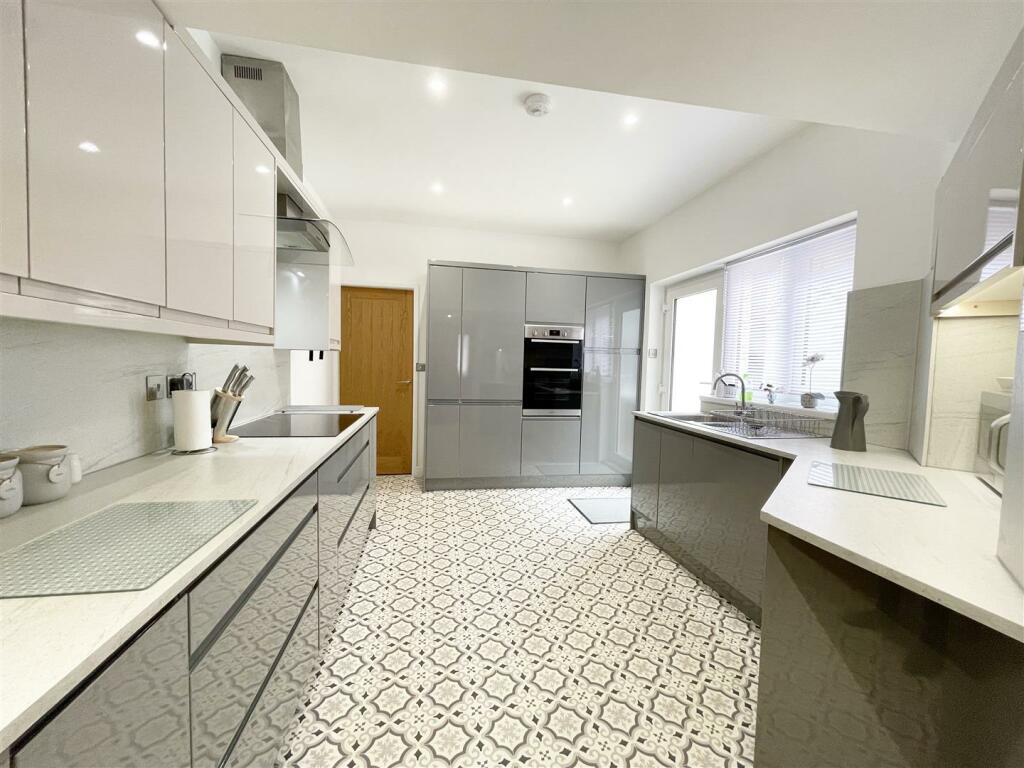 2-bed flat on Avenue Victoria, Scarborough, £175,000
