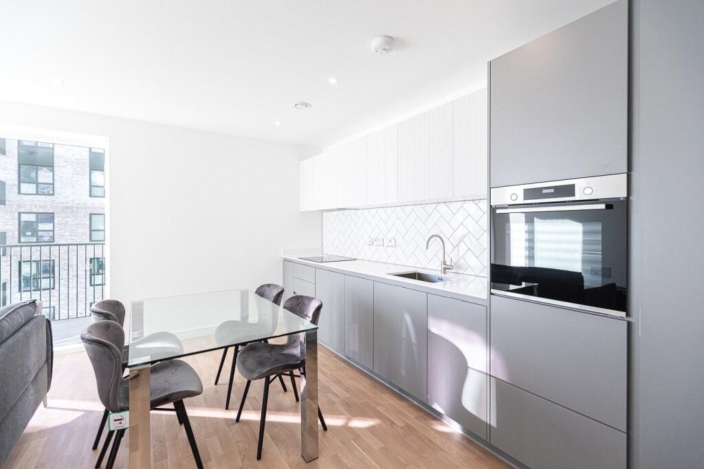 Apartment in Southall - View 3