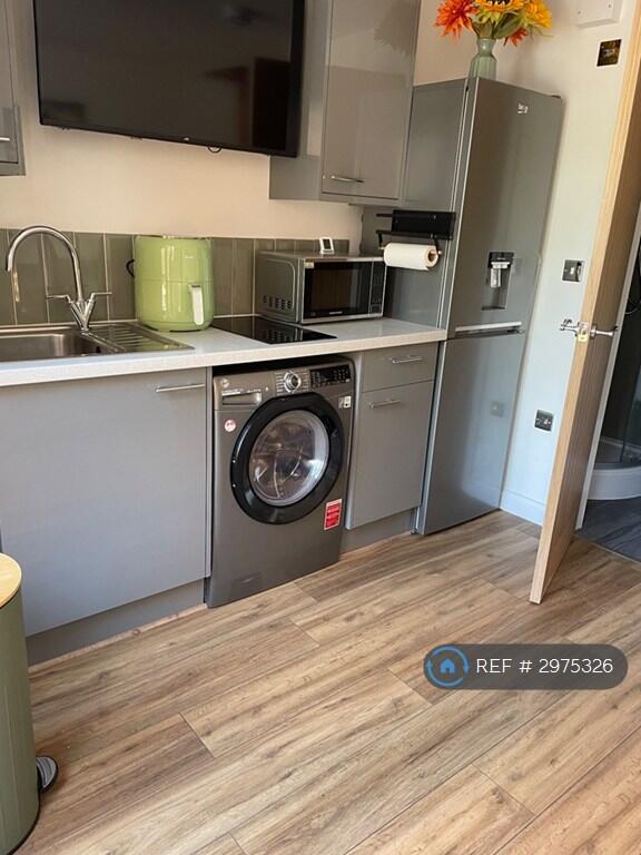 Apartment in Slip End, Woodside - More