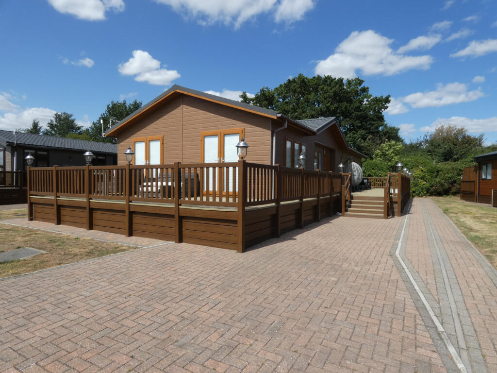 2-bed caravan on Seaview Avenue, CO5, £190,000