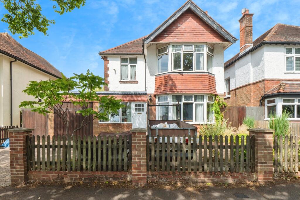 4-bed detached on Chessel Avenue, Southampton, £575,000