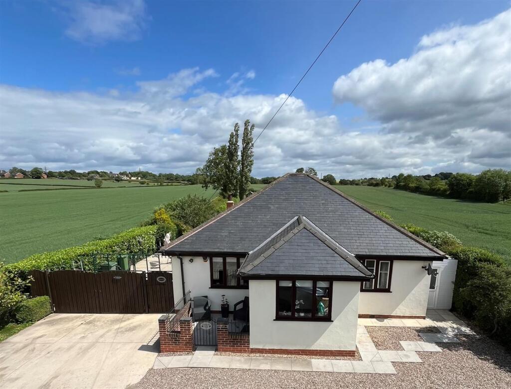 3-bed detached on Sitwell Grange Lane, Pilsley, Chesterfield, £485,000
