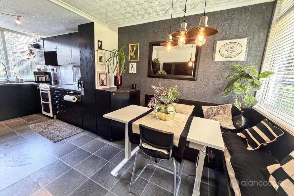 House in Nuneaton and Bedworth, Warwickshire - More