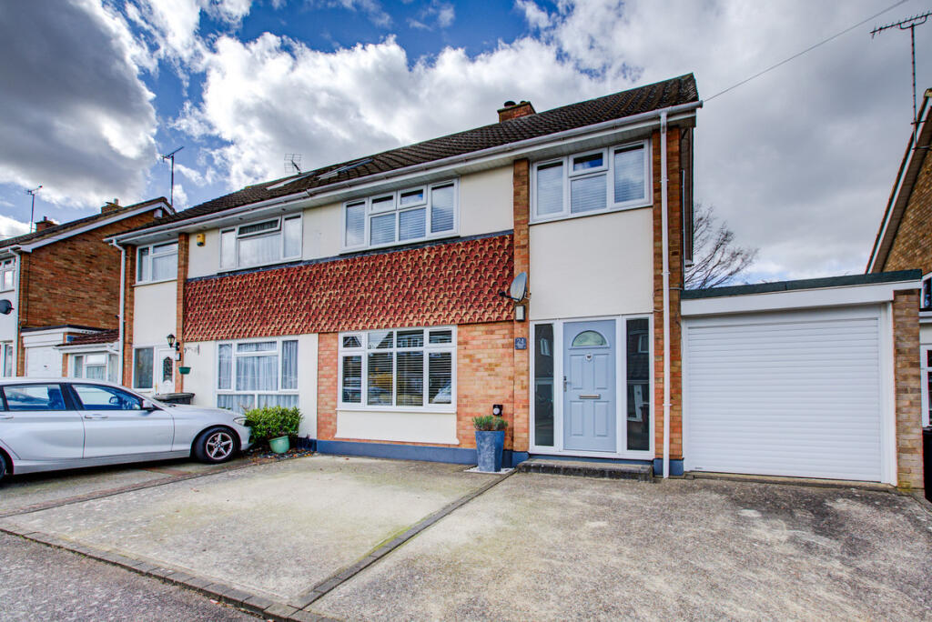 Main image of property: Rosslyn Close, Hockley, SS5