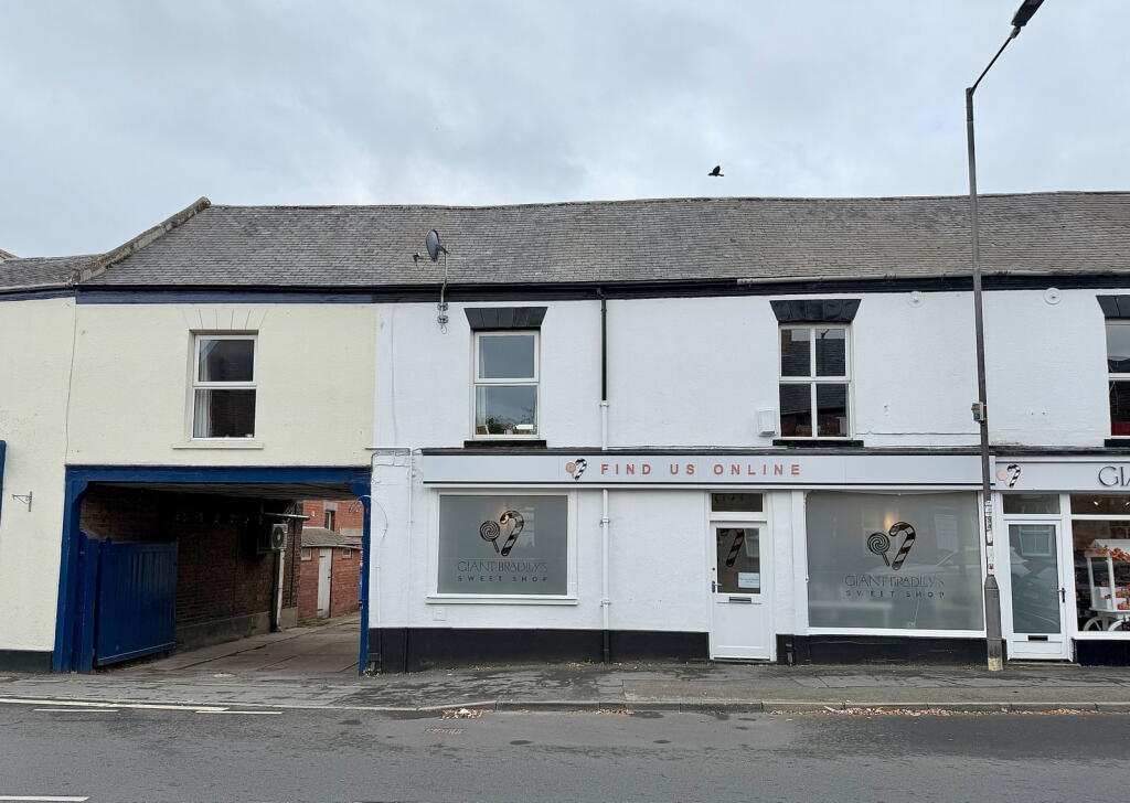 2-bed flat on York Road, Market Weighton, York, YO43 3EE, £300,000