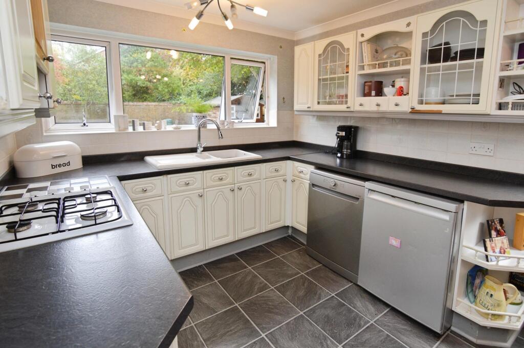 Wellesley Drive, Crowthorne, RG45 photo 4
