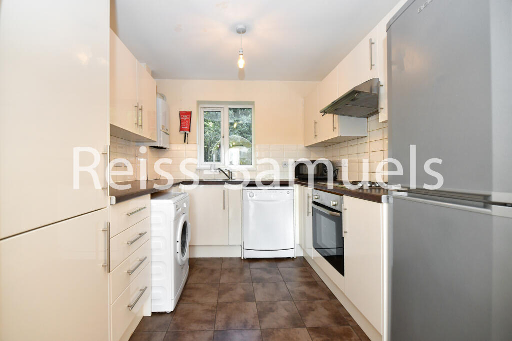 6 bedroom semi-detached house for rent