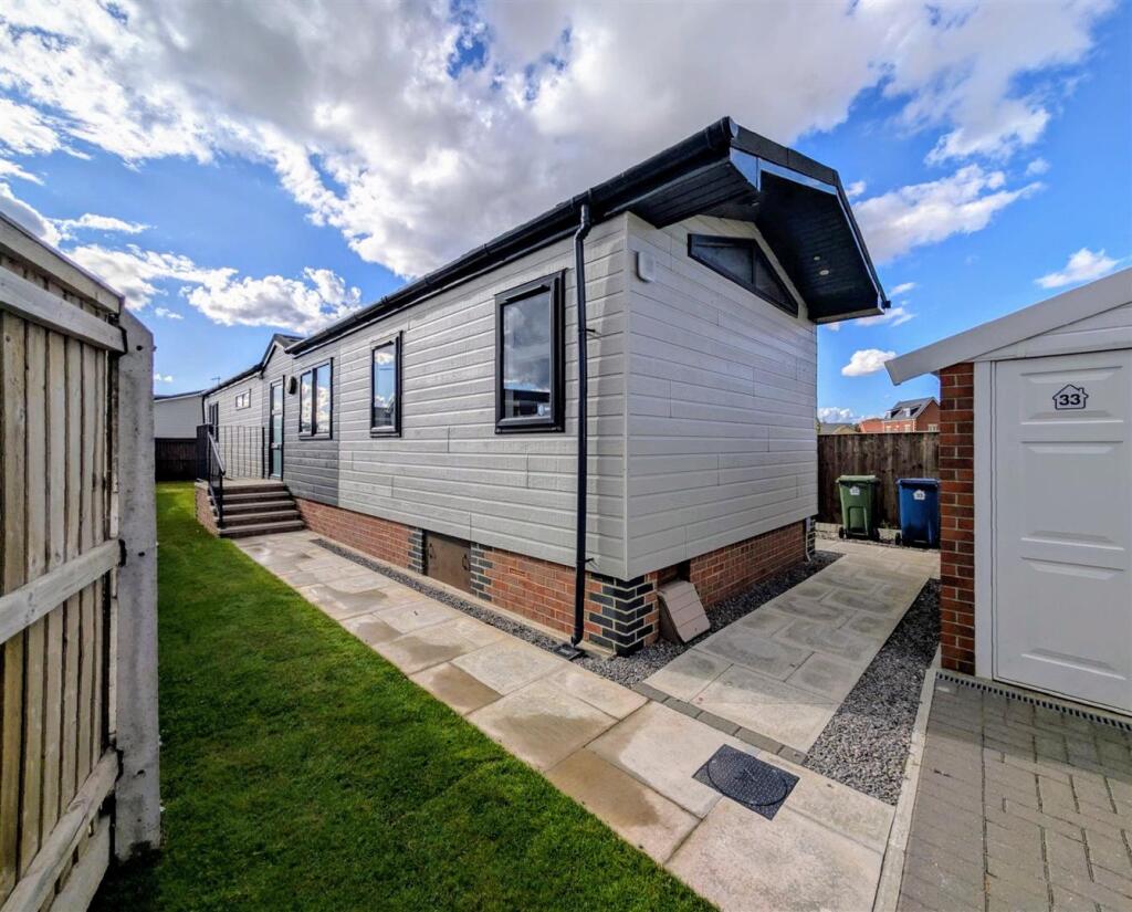 2-bed caravan on Orchard Park, Twigworth, Gloucester, £195,000