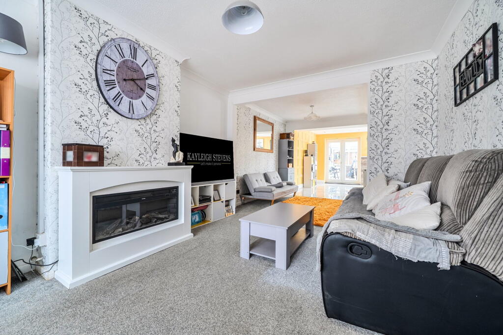 An extended family home with exceptional living space and a 1 bed self-contained annexe. photo 4