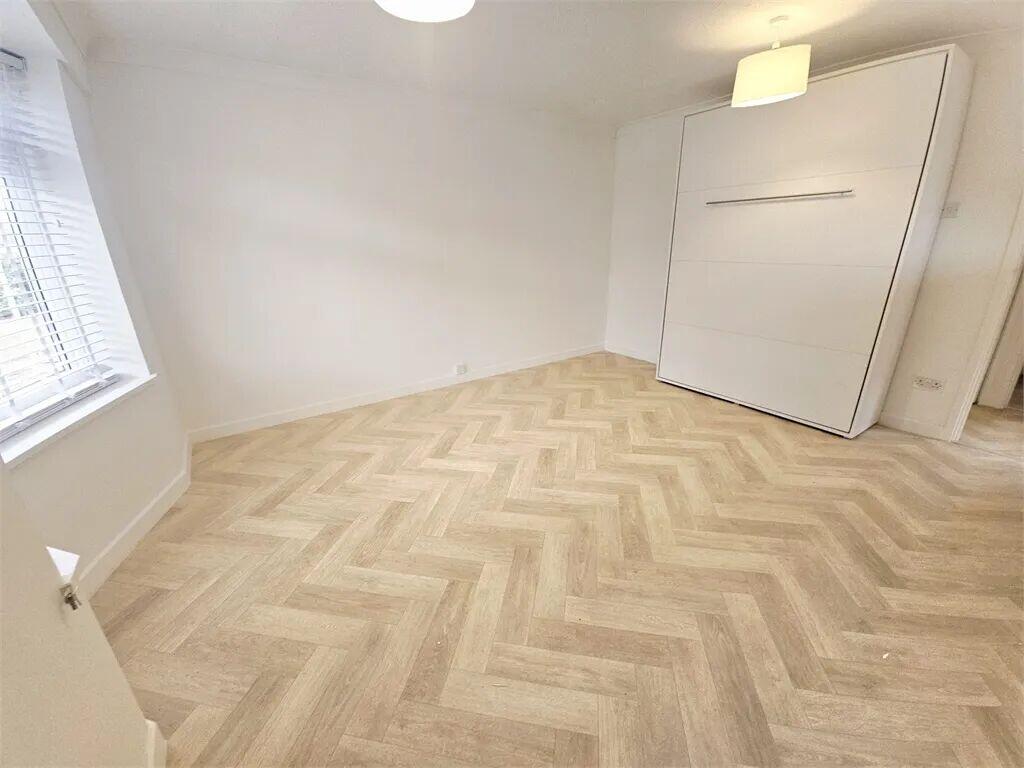 Apartment in Southend-on-Sea - View 4