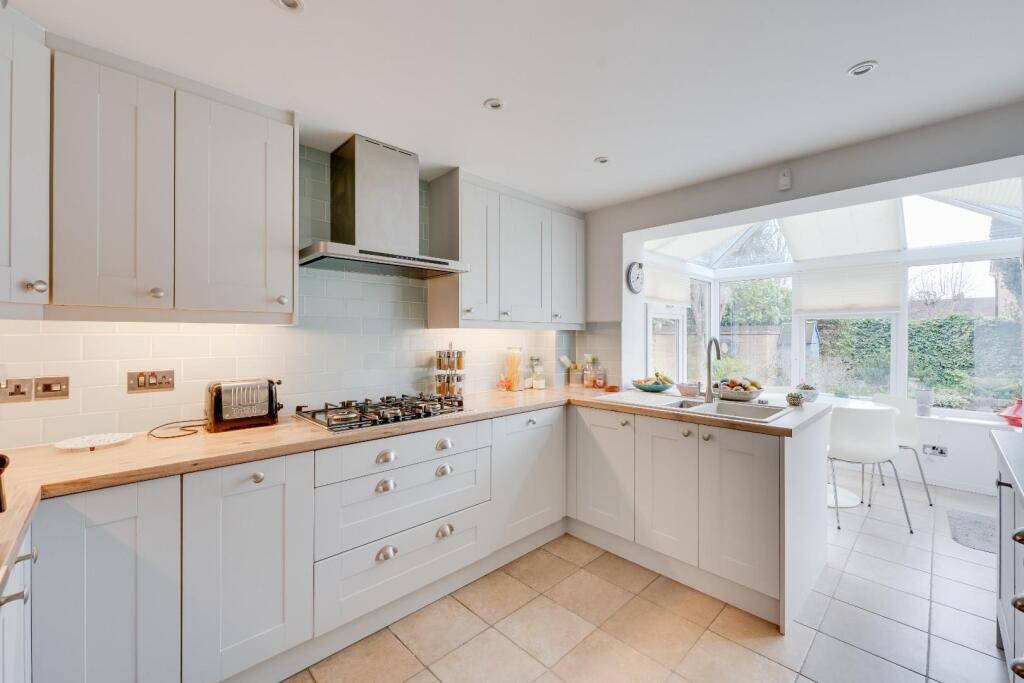 Extended residence situated within executive Yatton cul de sac photo 4