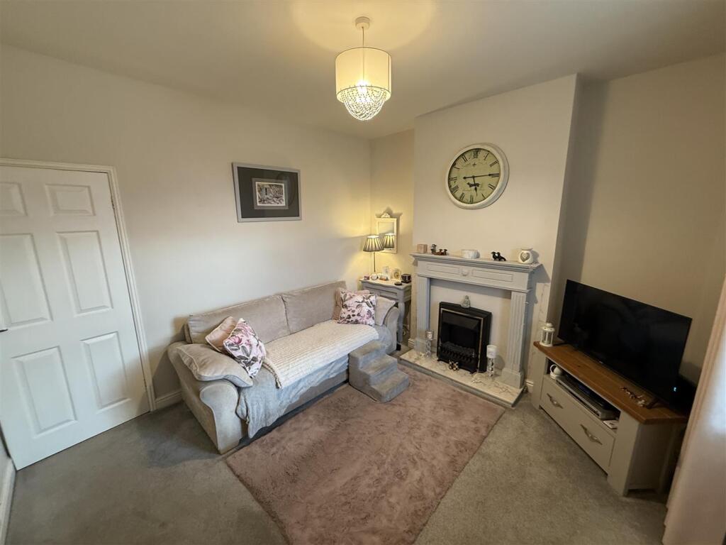 House in Chesterfield, Derbyshire - View 3