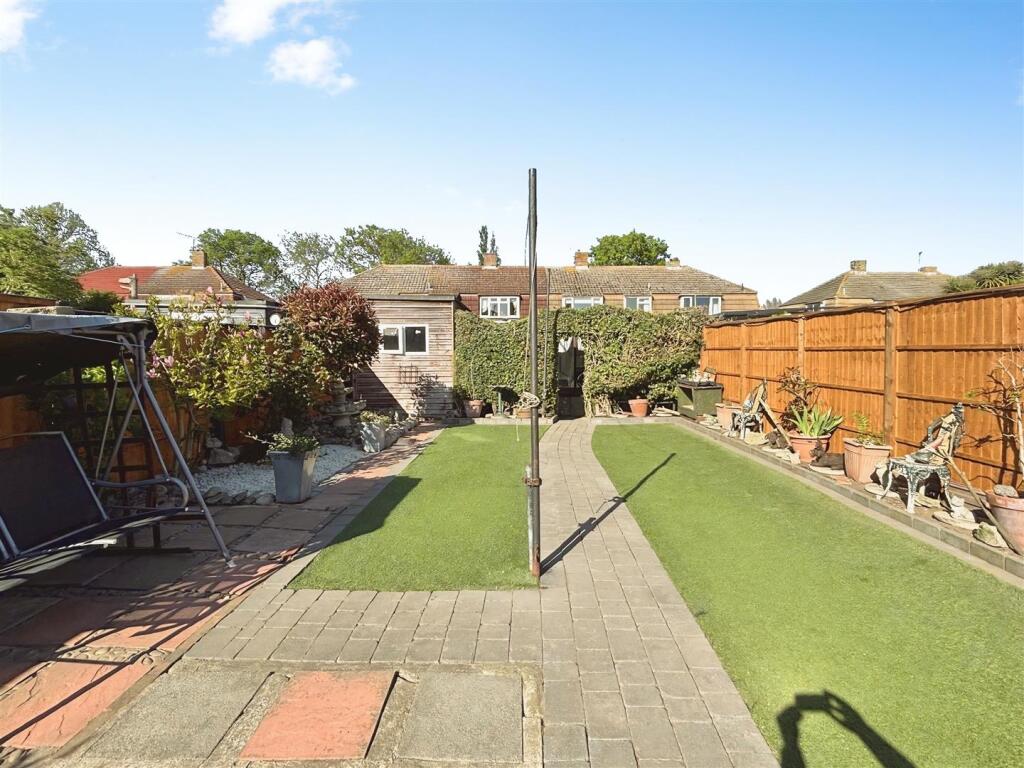St. James Close, Isle Of Grain, Rochester photo 2