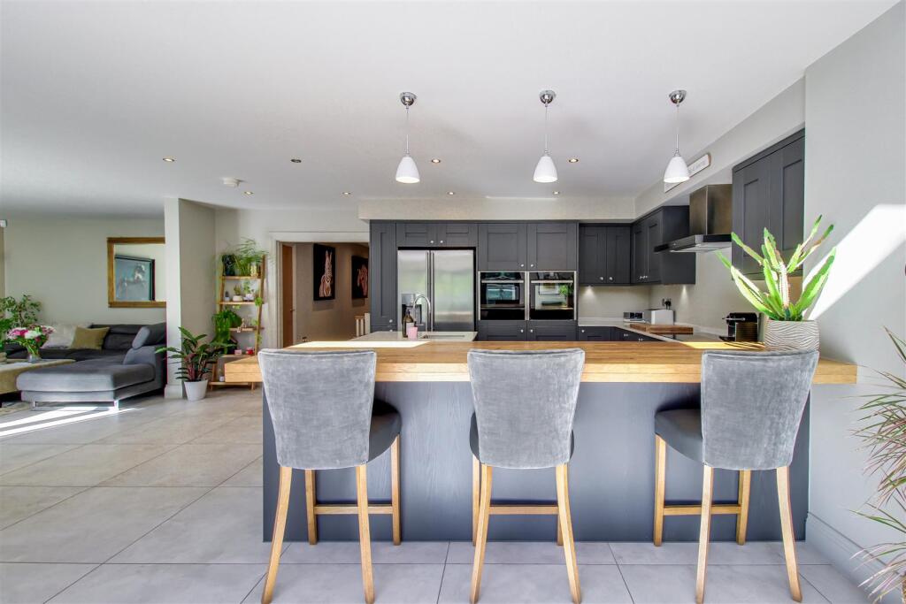 House in Wakefield, Coxley, Sitlington - View 5