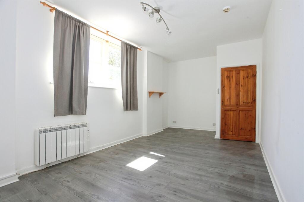 Apartment in Peterborough, New Fletton - More