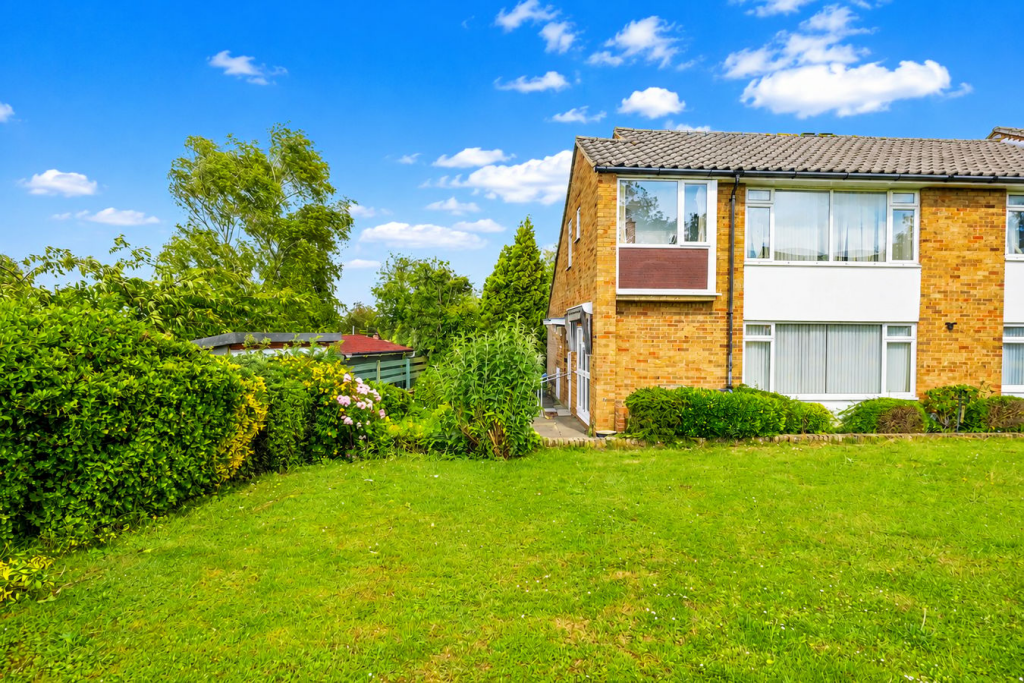2-bed flat on Icknield Green, Letchworth Garden City, SG6, £280,000