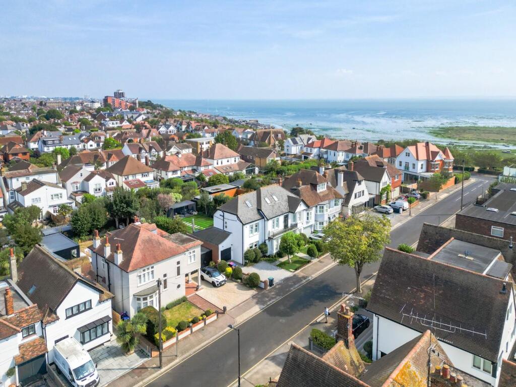House in Southend-on-Sea - More